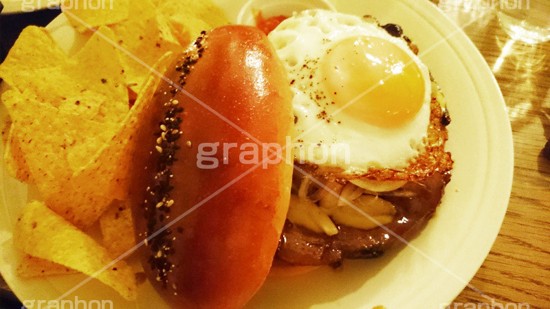 目玉焼きハンバーガー,目玉焼き,たまご,卵,タマゴ,ジューシー,チップス,ハンバーガー,バーガー,トルティーヤ,チップ,サンド,パテ,洋食,ジャンク,ジャンキー,ビーフ,牛肉,パン,ジャンクフード,beef,hamburger,egg,スマホ撮影