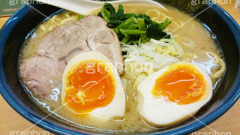 家系ラーメン,とんこつ醤油ラーメン,濃厚,とんこつ,豚骨,やみつき,中華,ラーメン,らーめん,めん,そば,日本料理,日本食,和食,チャーシュー,味玉,ほうれん草,ホウレンソウ,スマホ撮影,japan