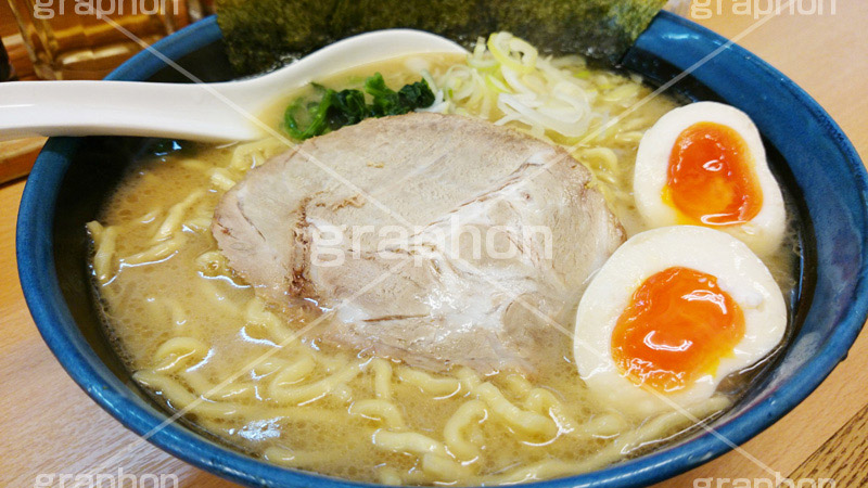 家系ラーメン,とんこつ醤油ラーメン,濃厚,とんこつ,豚骨,やみつき,中華,ラーメン,らーめん,めん,そば,日本料理,日本食,和食,チャーシュー,味玉,ほうれん草,ホウレンソウ,スマホ撮影,japan