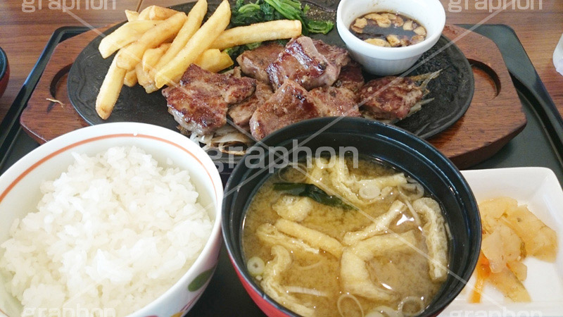 ステーキ和食セット,和風牛ロースステーキ,牛肉,ステーキ,肉,肉食,鉄板,あつあつ,熱々,アツアツ,ポテト添え,ほうれんそう添え,焼き,こってり,コッテリ,ガーリックチップ,ご飯,米,味噌汁,みそ汁,和食,セット,スープ,ミソスープ,味噌スープ,汁,soup,miso,japan,restaurant,レストラン,ファミレス,スマホ撮影