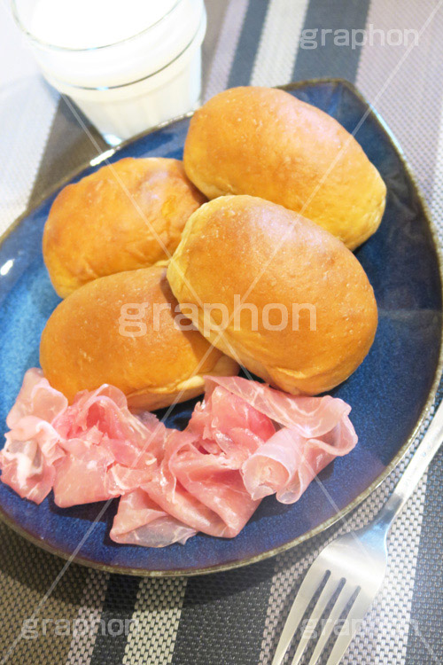 ブランパンで朝食,ヘルシー,生ハム,ハム,ブランパン,ふすまパン,ヘルシー,ダイエット,高タンパク,タンパク質,牛乳,milk,ミルク,朝食,ブレックファースト,breakfast,燻製