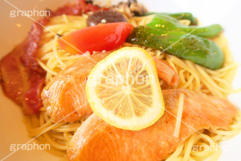鮭と野菜のパスタ,シャケ,鮭,サーモン,シーフード,野菜,やさい,レモン,爽やか,さっぱり,和風,シシトウ,獅子唐,ベーコン,パスタ,釜揚げ,洋食,ソース,麺料理,麺類