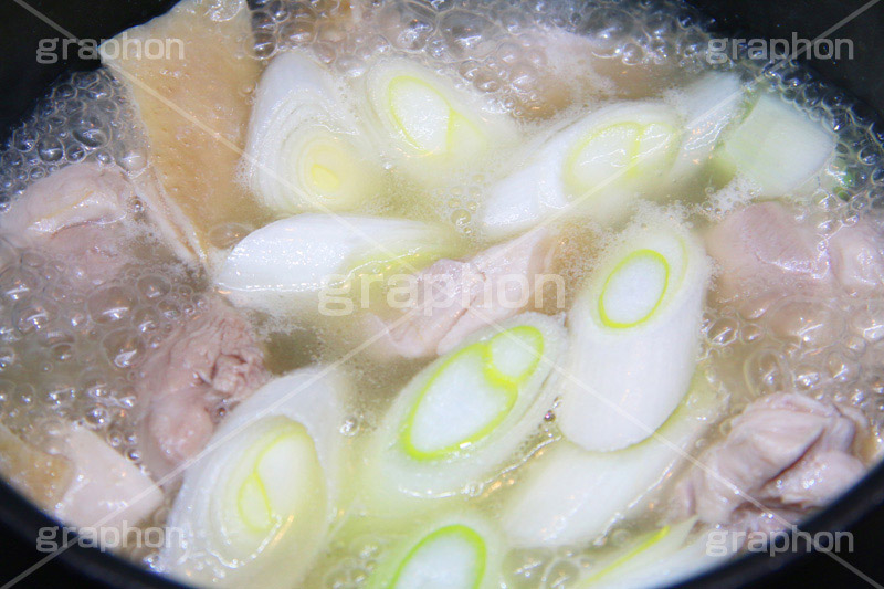 鶏とネギのサムゲタンスープ,鶏,鶏肉,ねぎ,葱,ネギ,長ネギ,長ねぎ,サムゲタン,参鶏湯,スープ,ヘルシー,煮込,高麗人参,鹿茸,ファンギ,漢方,薬膳,韓国グルメ,キッチン,クッキング,コンロ,ガス,鍋,チキン,soup,cooking,kitchen,chicken