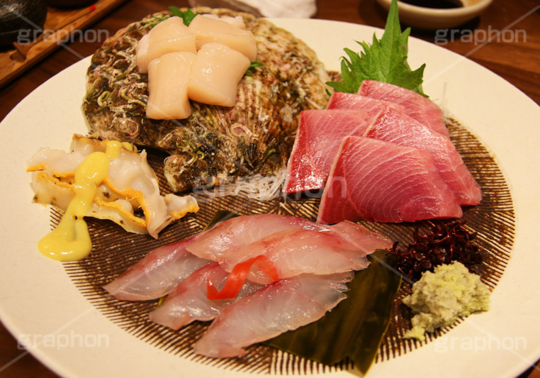 刺身盛り合わせ,刺身,さしみ,刺し身,魚介,生もの,貝柱,赤身,日本料理,日本食,和食,ワサビ,わさび,本わさび,山葵,貝,白身,つまみ,居酒屋,おつまみ,japan