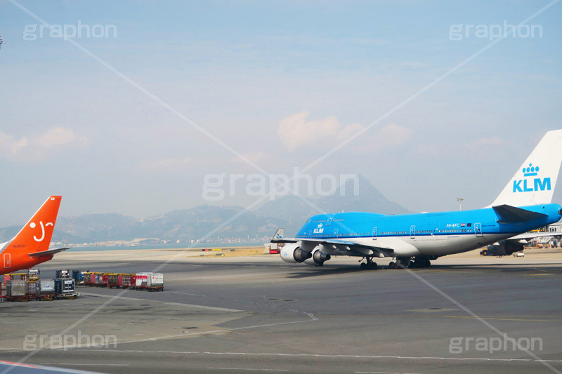 香港国際空港,香港,HongKong,ホンコン,空港,航空,航空路,飛行機,旅客機,到着,出発,発着,エアライン,航空会社,ターミナル,国内線,国際線,路線,ハブ,景気,アジア,亜細亜,ビルディング,建物,建造,ビジネス,事業,企業,業務,チェックイン,チェック,チェックする,旅行,旅,travel