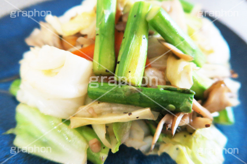 アスパラとキノコの野菜炒め,アスパラ,きのこ,キノコ,野菜,やさい,炒め,炒め物,おかず,食卓,お惣菜,お惣菜