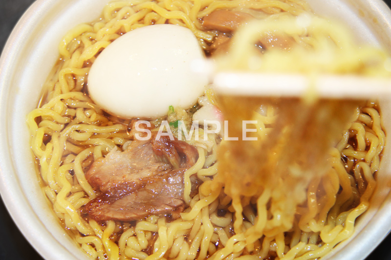 コンビニ醤油ラーメンラーメン,らーめん,麺,麺類,中華麺,麺料理,国民食,日本拉麺,Ramen,Chinese noodles,中華,割りばし,箸,割り箸,メンマ,たまご,玉子,ゆで卵,味玉,チャーシュー,焼き豚