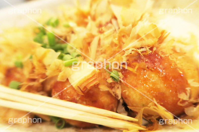 揚げたこ,たこ焼き,たこやき,タコヤキ,大阪名物,粉もん,小麦粉,ソウルフード,日本料理,日本食,和食,アツアツ,あつあつ,熱々,たこ,タコ,カリカリ,ソース,ねぎ,ネギ,鰹節,かつお節,japan