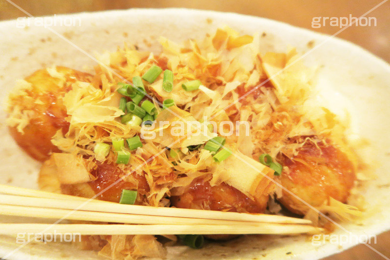 揚げたこ,たこ焼き,たこやき,タコヤキ,大阪名物,粉もん,小麦粉,ソウルフード,日本料理,日本食,和食,アツアツ,あつあつ,熱々,たこ,タコ,カリカリ,ソース,ねぎ,ネギ,鰹節,かつお節,japan