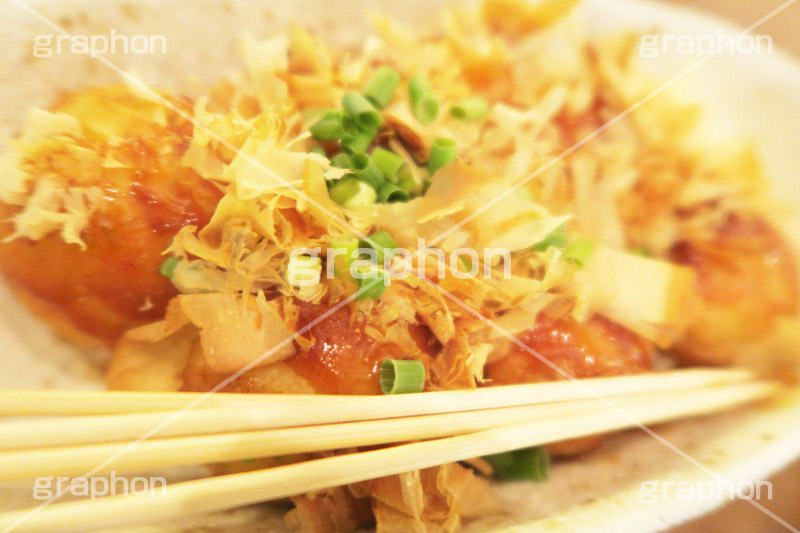 揚げたこ,たこ焼き,たこやき,タコヤキ,大阪名物,粉もん,小麦粉,ソウルフード,日本料理,日本食,和食,アツアツ,あつあつ,熱々,たこ,タコ,カリカリ,ソース,ねぎ,ネギ,鰹節,かつお節,japan