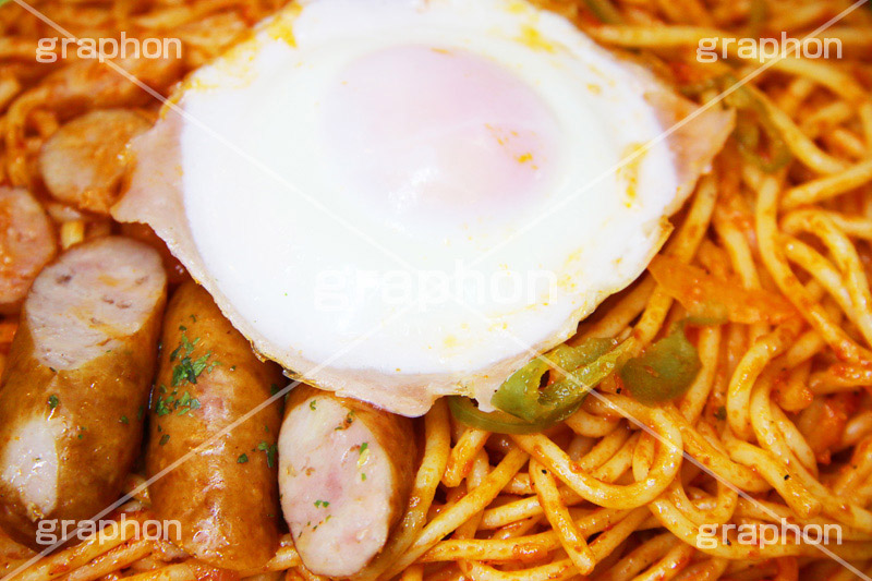 ナポリタン,パスタ,ケチャップ,ソーセージ,ウィンナー,きのこ,ベーコン,キノコ,玉ねぎ,タマネギ,たまねぎ,コンビニ,洋食,麺料理,麺類,湯気,たまご,玉子,目玉焼き,ハムエッグ