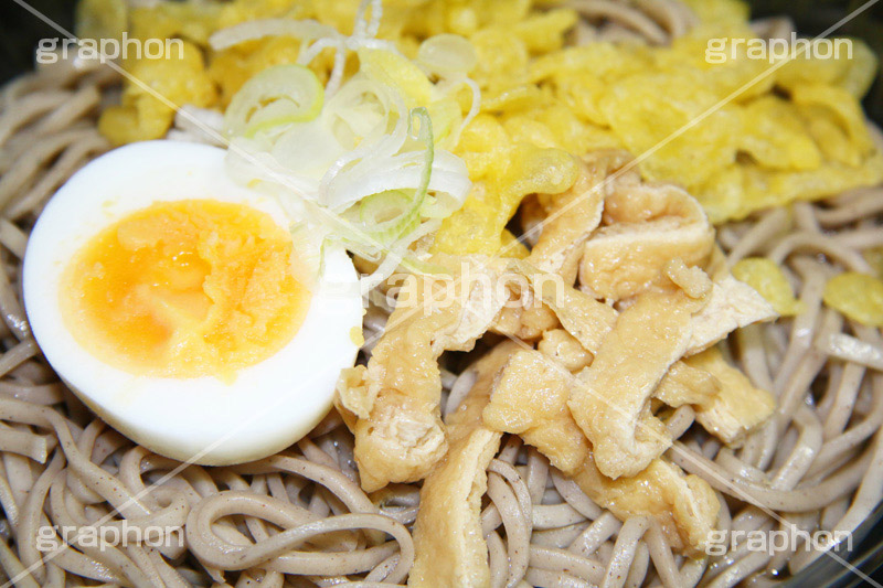 冷やしきつねそば,きつね,キツネ,ソバ,蕎麦,そば,だし,出汁,ダシ,蕎麦粉,日本料理,日本食,和食,つゆ,蕎麦汁,茹,冷やし,夏,揚げ,油揚げ,あっさり,ほうれんそう,ホウレンソウ,ほうれん草,錦糸卵,わかめ,ワカメ,麺料理,麺類,japan
