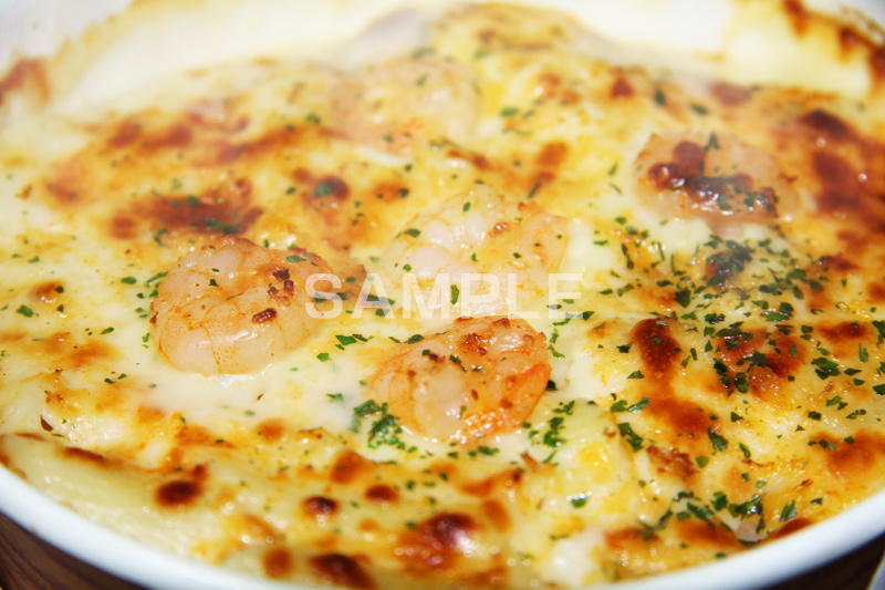海老グラタン,グラタン,ぐらたん,エビ,えび,海老,郷土料理,コンビニ,湯気,ゆげ,あったか,ほくほく,ホクホク,おこげ,ベシャメルソース,チーズ,マカロニ,こんがり,焦げ目,焼く,クリームソース,オーブン,アツアツ,あつあつ,熱々,洋食,湯気
