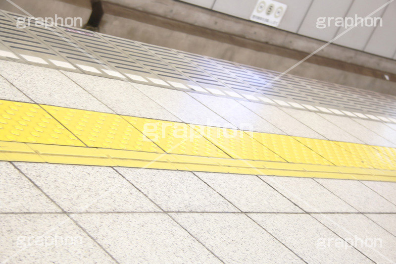 地下鉄ホーム,地下鉄,ホーム,電車,鉄道,日比谷線,点字,点字ブロック,白線,train,駅,station