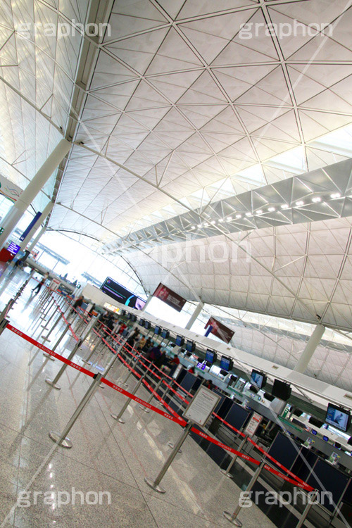 香港国際空港,香港,HongKong,ホンコン,空港,航空,航空路,飛行機,旅客機,到着,出発,発着,エアライン,航空会社,ターミナル,国内線,国際線,路線,ハブ,景気,アジア,亜細亜,ビルディング,建物,建造,ビジネス,事業,企業,業務,チェックイン,チェック,チェックする,カウンタ,カウンター,旅行,旅,travel