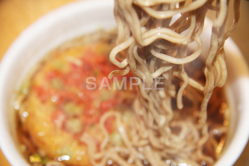 カップそば,ソバ,蕎麦,そば,だし,出汁,ダシ,蕎麦粉,日本料理,日本食,和食,つゆ,蕎麦汁,茹,カップ,カップ麵,即席,インスタント,麺料理,麺類,湯気,japan