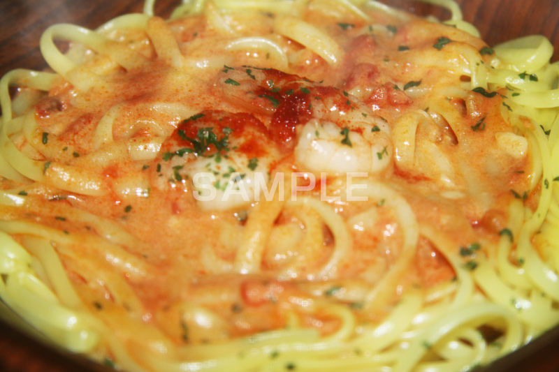 海老,えび,エビ,クリーム,チリ,トマトパスタ,パスタ,ベーコン,パセリ,コンビニ,洋食,ソース,麺料理,麺類,チン,湯気