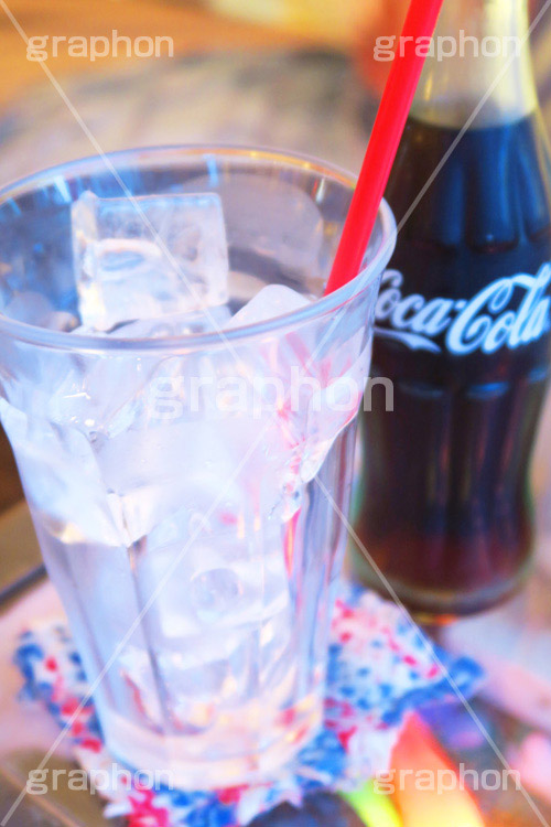 グラスに氷,コーラ,cola,ソフトドリンク,飲み,飲み物,飲料,冷,ジュース,ドリンク,炭酸,氷,アイス,ice,soda,cider,爽快,cafe,restaurant,カフェ,レストラン,喫茶店,清涼