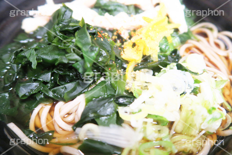ササミ＆ほうれん草＆柚子の蕎麦,ゆず,柚子,ソバ,蕎麦,そば,だし,出汁,ダシ,蕎麦粉,日本料理,日本食,和食,つゆ,蕎麦汁,茹,ささみ,ササミ,ほうれん草,ホウレンソウ,ヘルシー,湯気,ファーストフード,ファストフード,japan
