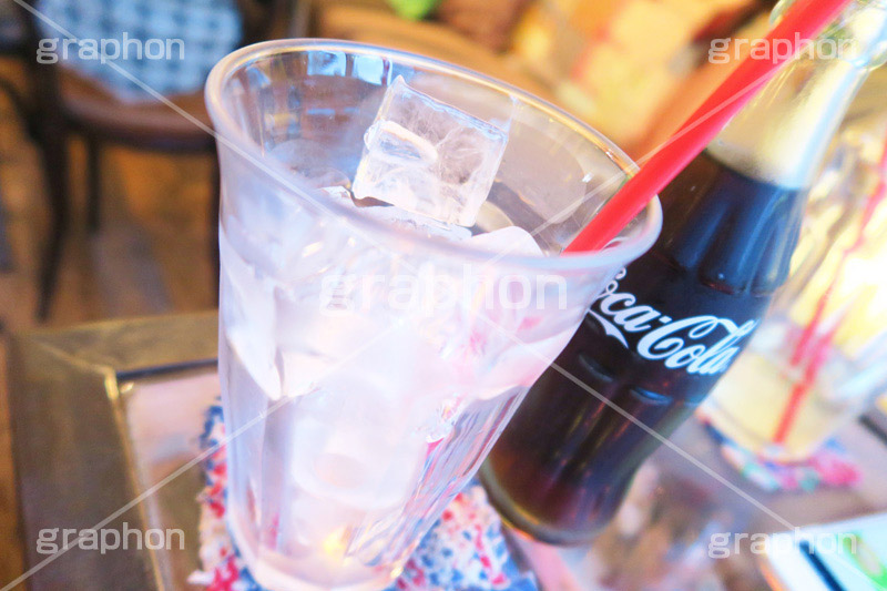 グラスに氷,コーラ,cola,ソフトドリンク,飲み,飲み物,飲料,冷,ジュース,ドリンク,炭酸,氷,アイス,ice,soda,cider,爽快,cafe,restaurant,カフェ,レストラン,喫茶店,ビン,瓶,清涼