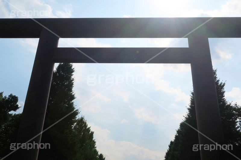 靖国神社,神社,靖国,東京招魂社,参拝,お参り,日本,政治,政府,問題,国際問題,国際,総理大臣,大臣,九段下,九段北,九段坂,坂上,鳥居,大鳥居,shrine,japan,千代田区