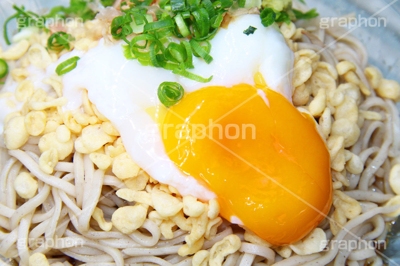 温玉冷やしたぬきそば,揚げ玉,冷やしそば,揚げ玉,あげだま,揚げ,そば,蕎麦,ソバ,だし,出汁,ダシ,小麦粉,日本料理,日本食,和食,つゆ,蕎麦汁,麺料理,麺類,コンビニ,冷やし,温玉,卵,玉子,たまご,ねぎ,夏,サマー,summer,japan