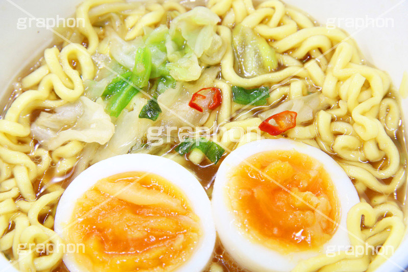 豚骨醤油ラーメン,ラーメン,らーめん,麺,麺類,太麺,中華麺,麺料理,国民食,日本拉麺,カップ麺,カップ,即席,カップラーメン,インスタント,たまご,玉子,ネギ,ねぎ,キャベツ,きゃべつ,唐辛子,Ramen,Chinese noodles