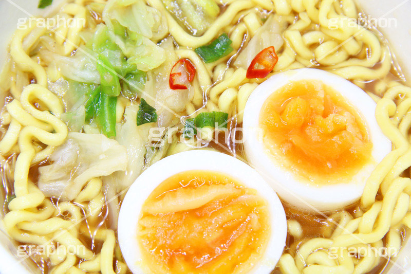 豚骨醤油ラーメン,ラーメン,らーめん,麺,麺類,太麺,中華麺,麺料理,国民食,日本拉麺,カップ麺,カップ,即席,カップラーメン,インスタント,たまご,玉子,ネギ,ねぎ,キャベツ,きゃべつ,唐辛子,Ramen,Chinese noodles