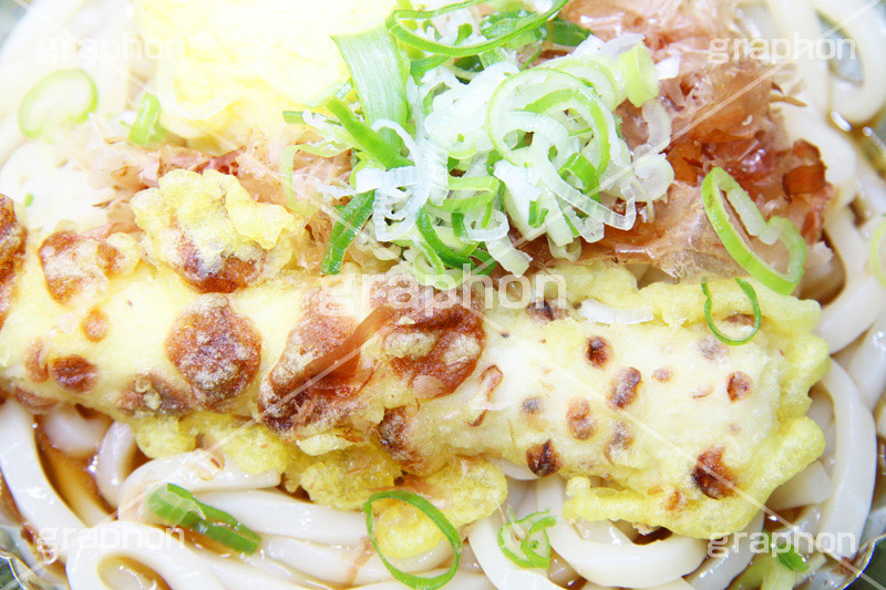 ちくわ天冷やしうどん,ちくわ,天ぷら,玉子,たまご,揚げ,うどん,饂飩,ウドン,だし,出汁,ダシ,小麦粉,日本料理,日本食,和食,つゆ,麺料理,麺類,コンビニ,冷やし,ねぎ,夏,サマー,summer,japan