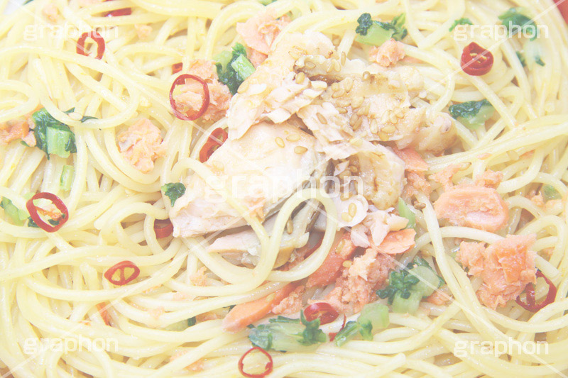 鮭のペペロンチーノ,鮭,サケ,シャケ,ペペロンチーノ,ペペロンチーニ,パスタ,鷹の爪,たかのつめ,高菜,ごま,ゴマ,ガーリック,にんにく,ニンニク,ベーコン,コンビニ,スパゲティ,和風,洋食,麺料理,麺類,pasta