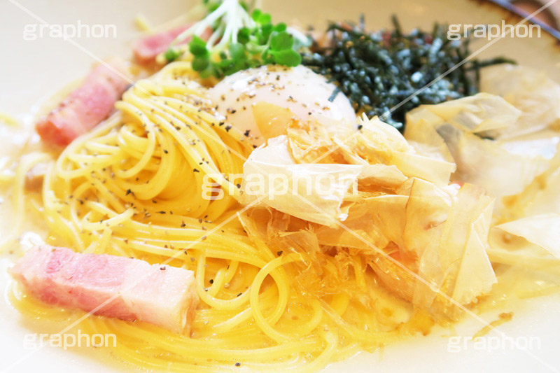 和風カルボナーラ,和風パスタ,パスタ,pepper,bacon,ベーコン,厚切り,温泉卵,たまご,玉子,卵,かつお節,鰹節,かつおぶし,クリーム,cream,かいわれ,醤油,しょうゆ,和風,洋食,麺料理,麺類,釜揚げ,のり,海苔,pasta