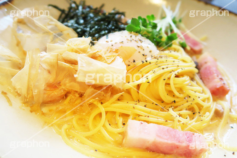 和風カルボナーラ,和風パスタ,パスタ,pepper,bacon,ベーコン,厚切り,温泉卵,たまご,玉子,卵,かつお節,鰹節,かつおぶし,クリーム,cream,かいわれ,醤油,しょうゆ,和風,洋食,麺料理,麺類,釜揚げ,のり,海苔,pasta