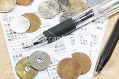 家計,レシート,領収書,記録,ペン,メモ,やりくり,節約,小銭,お金,かね,円,日本円,マネー,金銭,日本のお金,お金がない,財産,返済,貯金,借金,両替,キャッシュ,現金,銭,100円,100円玉,百円,500円,500円玉,五百円,money,yen,coin,コイン,経理,事務,経済