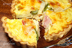 4分割,カット,cut,アスパラとベーコンのキッシュ,アスパラ,ベーコン,asparagus,bacon,キッシュ,bake,焼き,パン,たまご,卵,パイ,パイ生地,生地,朝食,ブレックファースト,breakfast,cafe,カフェ,洋食,お洒落,オシャレ,おしゃれ,女子力
