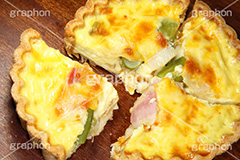 4分割,カット,cut,アスパラとベーコンのキッシュ,アスパラ,ベーコン,asparagus,bacon,キッシュ,bake,焼き,パン,たまご,卵,パイ,パイ生地,生地,朝食,ブレックファースト,breakfast,cafe,カフェ,洋食,お洒落,オシャレ,おしゃれ,女子力
