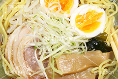 冷やし醤油ラーメン,冷やし,醤油ラーメン,ラーメン,らーめん,麺,麺類,中華麺,麺料理,国民食,日本拉麺,しょうゆ,醤油,中華そば,たまご,玉子,チャーシュー,ねぎ,ネギ,メンマ,シナチク,わかめ,ワカメ,Ramen,Chinese noodles