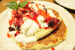 ワッフルパンケーキ,ワッフル,パンケーキ,ホットケーキ,焼き,甘い,バナナ,デザート,スイーツ,ベリー,ミント,ペパーミント,いちご,苺,ストロベリー,生クリーム,クリーム,ホイップ,おやつ,カフェ,女子力,waffle,cake,dessert,sweet,berry,mint,strawberry,banana,cream,cafe
