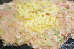 めんたいチーズもんじゃ焼き,もんじゃ焼き,もんじゃ,焼き,東京名物,ヘラ,へら,ソウルフード,日本料理,日本食,和食,飲み会,鉄板,japan,cheese,チーズ,明太子,めんたい,湯気,熱々,あつあつ,アツアツ,つまみ,おつまみ,こげ,焦げ,粉もん,小麦粉