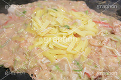 めんたいチーズもんじゃ焼き,もんじゃ焼き,もんじゃ,焼き,東京名物,ヘラ,へら,ソウルフード,日本料理,日本食,和食,飲み会,鉄板,japan,cheese,チーズ,明太子,めんたい,湯気,熱々,あつあつ,アツアツ,つまみ,おつまみ,こげ,焦げ,粉もん,小麦粉