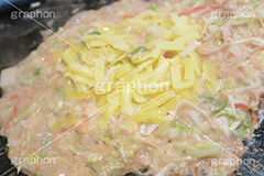 めんたいチーズもんじゃ焼き,もんじゃ焼き,もんじゃ,焼き,東京名物,ヘラ,へら,ソウルフード,日本料理,日本食,和食,飲み会,鉄板,japan,cheese,チーズ,明太子,めんたい,湯気,熱々,あつあつ,アツアツ,つまみ,おつまみ,こげ,焦げ,粉もん,小麦粉