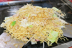 海鮮焼きそば,炒め中,調理,料理,海鮮,ヤキソバ,やきそば,焼きそば,紅ショウガ,シーフード,えび,エビ,海老,イカ,いか,なると,ナルト,炒め,麺類,国民食,ソース,鉄板,出店,屋台,祭り,まつり,香ばしい,和食,日本食,日本料理,こってり,コッテリ,きゃべつ,キャベツ,もやし,モヤシ,ヘラ,へら,湯気熱々,あつあつ,アツアツ,seafood,japan,つまみ,おつまみ,粉もん,小麦粉,手作り,自作