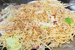 海鮮焼きそば,炒め中,調理,料理,海鮮,ヤキソバ,やきそば,焼きそば,紅ショウガ,シーフード,えび,エビ,海老,イカ,いか,なると,ナルト,炒め,麺類,国民食,ソース,鉄板,出店,屋台,祭り,まつり,香ばしい,和食,日本食,日本料理,こってり,コッテリ,きゃべつ,キャベツ,もやし,モヤシ,ヘラ,へら,湯気熱々,あつあつ,アツアツ,seafood,japan,つまみ,おつまみ,粉もん,小麦粉,手作り,自作