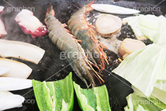 鉄板焼き,鉄板,焼き,バター,butter,seafood,海老,えび,エビ,ほたて,ホタテ,帆立,バター焼き,海鮮,シーフード,湯気熱々,あつあつ,アツアツ,seafood,japan,たこ,タコ,いか,イカ,きゃべつ,キャベツ,ピーマン,ねぎ,ネギ,つまみ,おつまみ