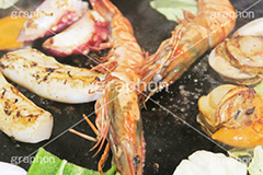 鉄板焼き,鉄板,焼き,バター,butter,seafood,海老,えび,エビ,ほたて,ホタテ,帆立,バター焼き,海鮮,シーフード,湯気熱々,あつあつ,アツアツ,seafood,japan,たこ,タコ,いか,イカ,きゃべつ,キャベツ,ピーマン,ねぎ,ネギ,ニンジン,にんじん,香ばしい,こげ,焦げ,つまみ,おつまみ