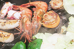 鉄板焼き,鉄板,焼き,バター,海老,えび,エビ,ほたて,ホタテ,帆立,バター焼き,海鮮,シーフード,湯気熱々,あつあつ,アツアツ,たこ,タコ,いか,イカ,きゃべつ,キャベツ,ピーマン,ねぎ,ネギ,ニンジン,にんじん,香ばしい,こげ,焦げ,つまみ,おつまみ,seafood,japan,shrimp,butter,seafood