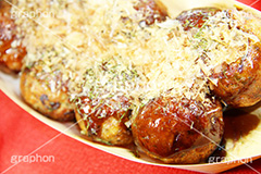 たこ焼き,たこやき,タコヤキ,大阪名物,粉もん,小麦粉,ソウルフード,日本料理,日本食,和食,アツアツ,あつあつ,熱々,カリカリ,たこ,タコ,ソース,青のり,鰹節,かつお節,ファーストフード,ファストフード,japan