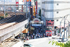 アメ横,アメリカ,横丁,アメ横商店街,アメヤ横丁,アメヤ,上野,うえの,台東区,下町,風情,文化,japan,american,下谷,名所,観光,商店街,安い,問屋,商い,商店,商売,問屋街,駅前,上野駅,線路,shopping,ショッピング,買い物,風情,情緒