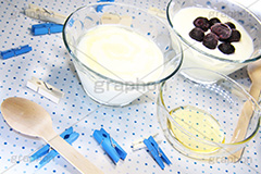 ヨーグルト,ヨーグルトにブルーベリー,ブルーベリー,ベリー,blueberry,berry,fruit,yoghourt,果樹,果実,フルーツ,果物,くだもの,爽やか,甘酸っぱい,酸味,発酵,乳酸菌,紫,小果実,アントシアニン,視力,蜂蜜,はちみつ,ハチミツ,グルメ,洗濯ばさみ,洗濯バサミ,ピンチ,pinch