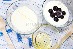ヨーグルト,ヨーグルトにブルーベリー,ブルーベリー,ベリー,blueberry,berry,fruit,yoghourt,果樹,果実,フルーツ,果物,くだもの,爽やか,甘酸っぱい,酸味,発酵,乳酸菌,紫,小果実,アントシアニン,視力,蜂蜜,はちみつ,ハチミツ,洗濯ばさみ,洗濯バサミ,ピンチ,pinch