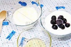 ヨーグルト,ヨーグルトにブルーベリー,ブルーベリー,ベリー,blueberry,berry,fruit,yoghourt,果樹,果実,フルーツ,果物,くだもの,爽やか,甘酸っぱい,酸味,発酵,乳酸菌,紫,小果実,アントシアニン,視力,蜂蜜,はちみつ,ハチミツ,洗濯ばさみ,洗濯バサミ,ピンチ,pinch